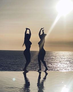 Yolanthe Cabau feet photo thumbnail