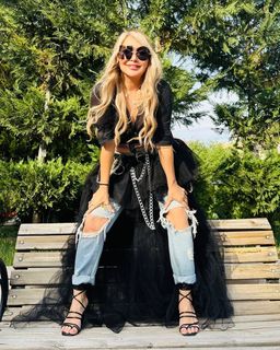 Yonca Evcimik feet photo 3