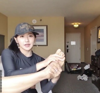 Yoo 'Jinnytty' Yoonjin feet photo thumbnail