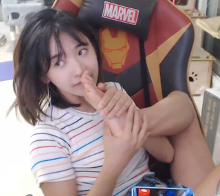 Yoo 'Jinnytty' Yoonjin feet photo thumbnail