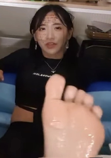 Yoo 'Jinnytty' Yoonjin feet photo thumbnail