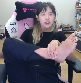 Yoo 'Jinnytty' Yoonjin feet photo thumbnail