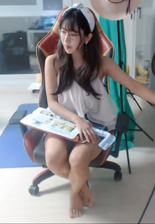 Yoo 'Jinnytty' Yoonjin feet photo thumbnail