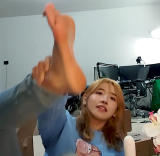 Yoo 'Jinnytty' Yoonjin feet photo thumbnail