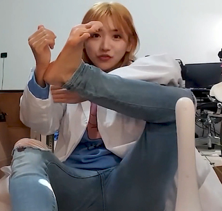 Yoo 'Jinnytty' Yoonjin feet photo thumbnail