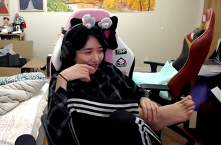 Yoo 'Jinnytty' Yoonjin feet photo thumbnail