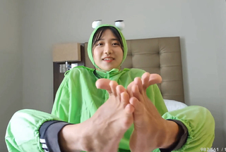 Yoo 'Jinnytty' Yoonjin feet photo thumbnail