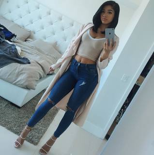Yovanna Ventura feet photo thumbnail
