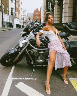 Yovanna Ventura feet photo thumbnail