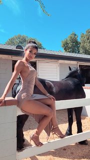 Yovanna Ventura feet photo thumbnail