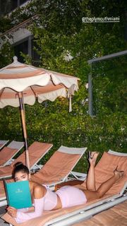 Yovanna Ventura feet photo thumbnail