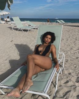 Yovanna Ventura feet photo thumbnail