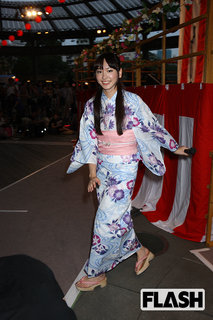 Yui Aragaki feet photo thumbnail