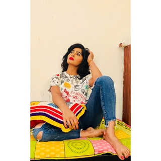 Yukti Kapoor feet photo 4