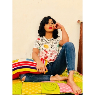 Yukti Kapoor feet photo 3