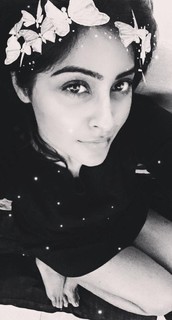 Yukti Kapoor feet photo 10