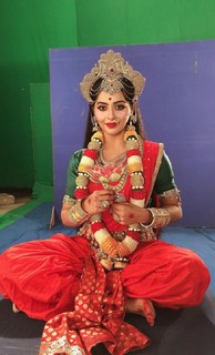 Yukti Kapoor feet photo 17