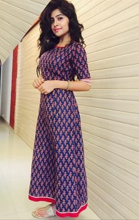 Yukti Kapoor feet photo 15