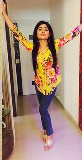 Yukti Kapoor feet photo 14