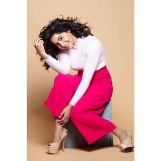 Yukti Kapoor feet photo 8