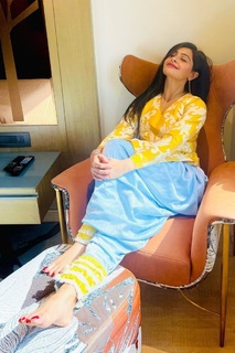 Yukti Kapoor feet photo 9