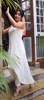 Yukti Kapoor feet photo 20