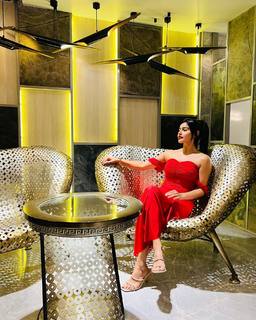 Yukti Kapoor feet photo 17