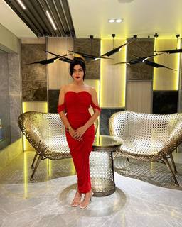 Yukti Kapoor feet photo 15