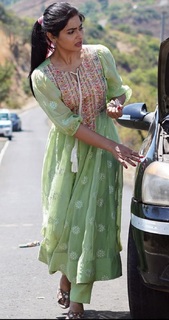 Yukti Kapoor feet photo 12