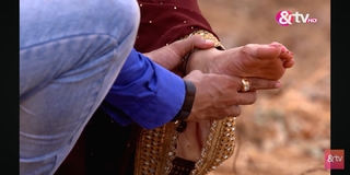 Yukti Kapoor feet photo 7
