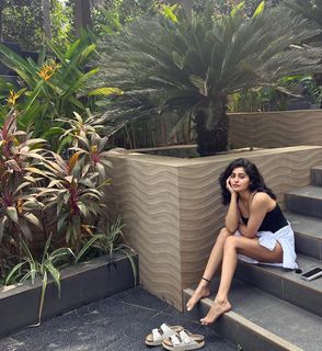 Yukti Kapoor feet photo 17