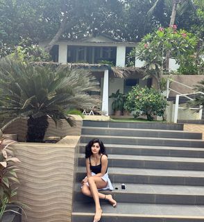 Yukti Kapoor feet photo 16