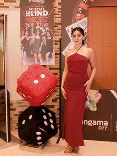 Yukti Kapoor feet photo 5
