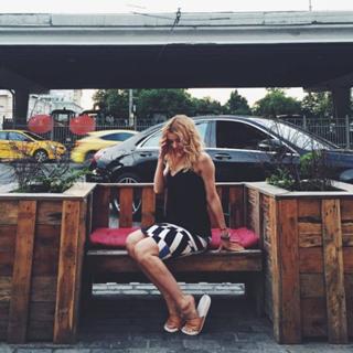 Yulianna Karaulova feet photo thumbnail