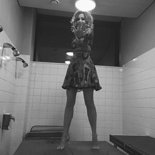 Yulianna Karaulova feet photo thumbnail