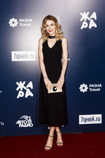 Yulianna Karaulova feet photo thumbnail