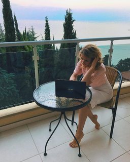 Yulianna Karaulova feet photo thumbnail