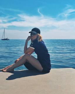 Yulianna Karaulova feet photo thumbnail