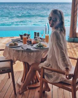 Yulianna Karaulova feet photo thumbnail