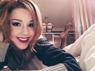 Yulianna Karaulova feet photo thumbnail