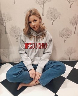 Yulianna Karaulova feet photo thumbnail