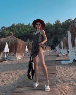 Yulianna Karaulova feet photo thumbnail