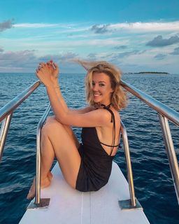 Yulianna Karaulova feet photo thumbnail