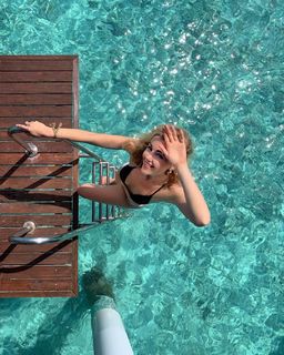 Yulianna Karaulova feet photo thumbnail