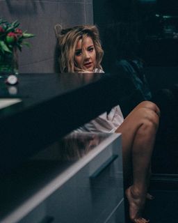 Yulianna Karaulova feet photo thumbnail