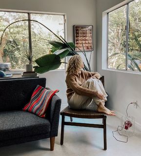 Yulianna Karaulova feet photo thumbnail