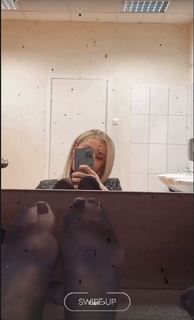 Yulianna Karaulova feet photo thumbnail