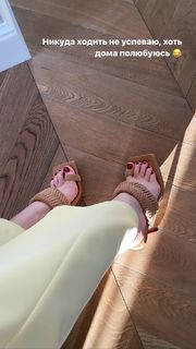 Yulianna Karaulova feet photo thumbnail