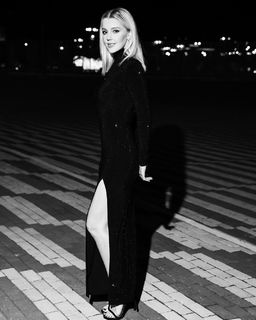 Yulianna Karaulova feet photo thumbnail