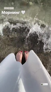 Yulianna Karaulova feet photo thumbnail